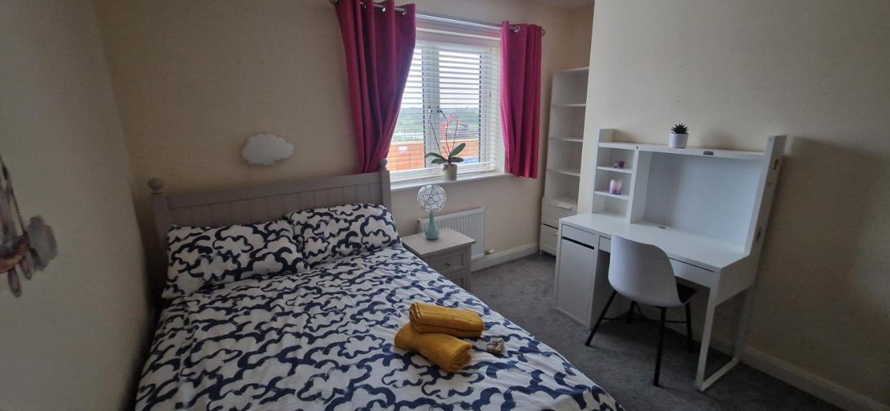 Miller'S Guest Room With Shared Bathroom Swords Bagian luar foto