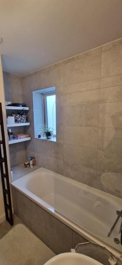 Miller'S Guest Room With Shared Bathroom Swords Bagian luar foto