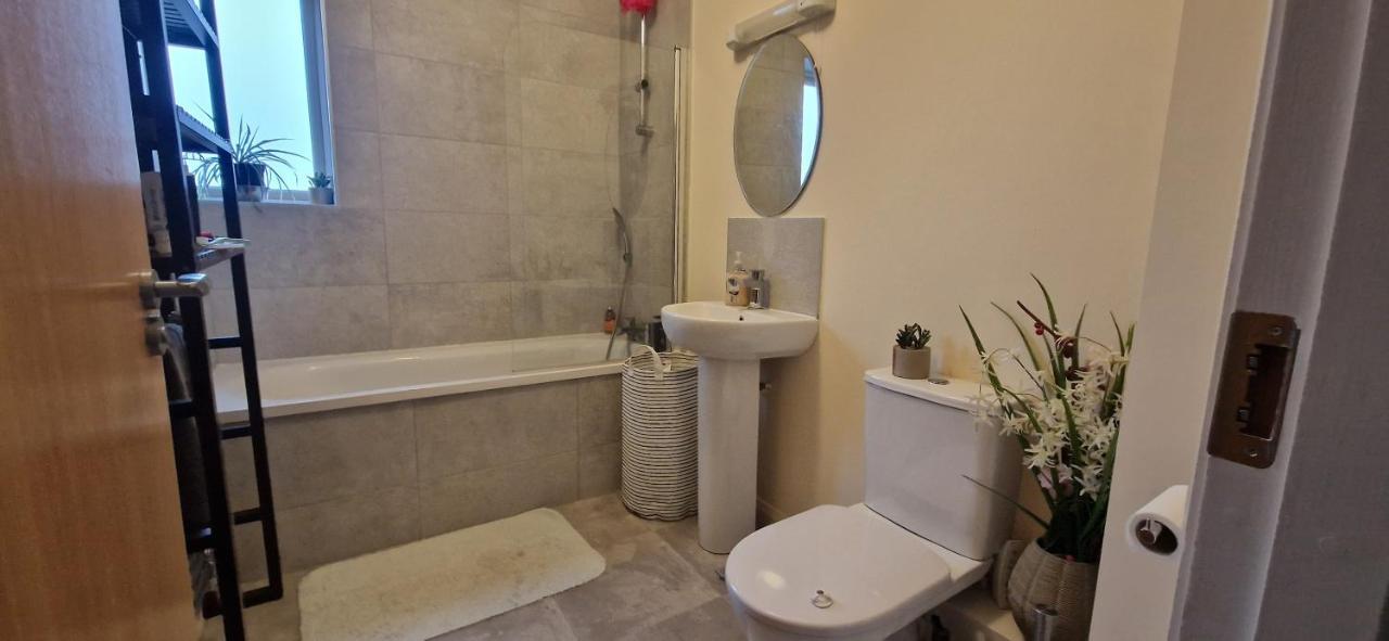 Miller'S Guest Room With Shared Bathroom Swords Bagian luar foto