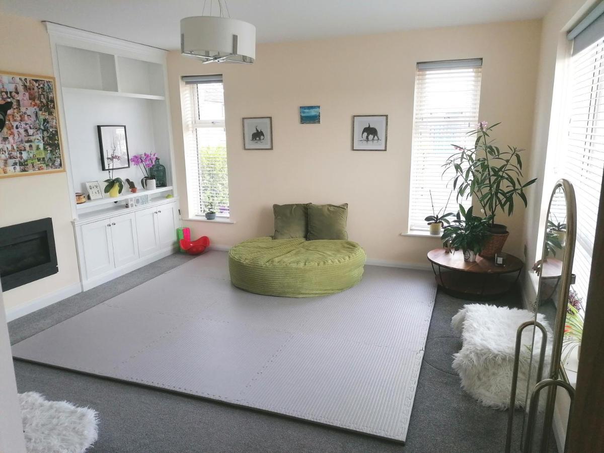 Miller'S Guest Room With Shared Bathroom Swords Bagian luar foto