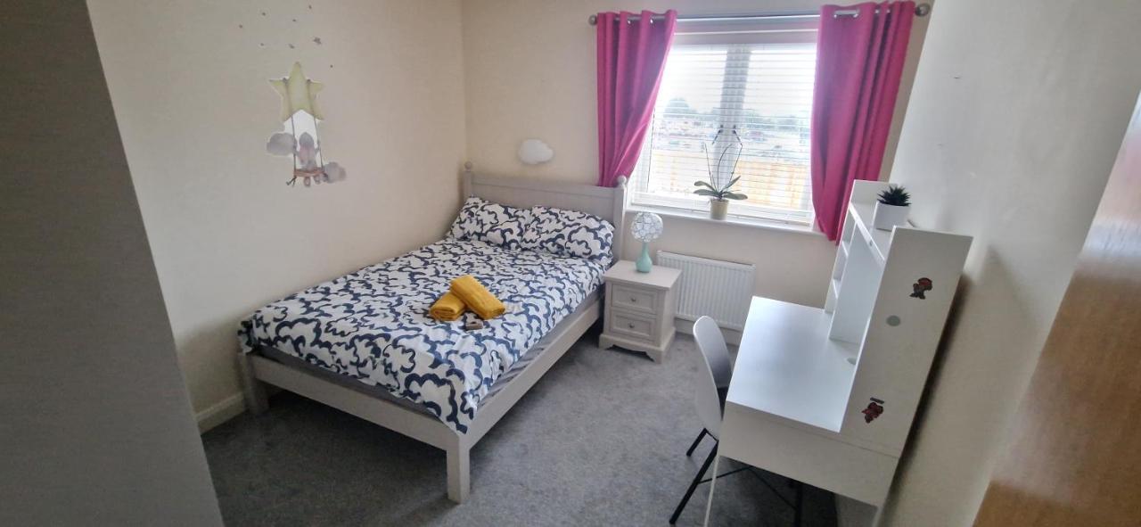 Miller'S Guest Room With Shared Bathroom Swords Bagian luar foto